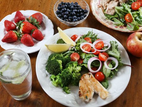 Users eat a very low (500) calorie diet combined with HCG hormone drops. Users eat a very low (500) calorie diet combined with HCG hormone drops.